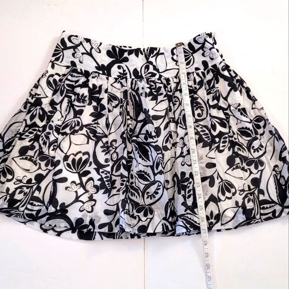 NWT Express Black and white floral Skirt w/pockets - Picture 8 of 8
